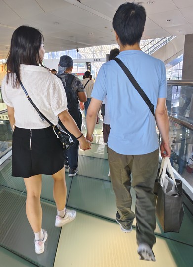 手牽手前行